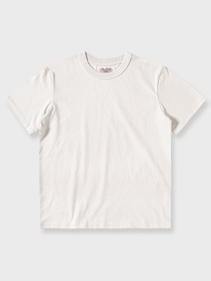 高品質のヘビーウェイト純綿を使用した半袖Tシャツ。流行に左右されないクラシックなデザインで、ゆったりとしたフィット感が特徴です。