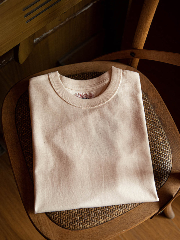 純綿半袖Tシャツの精工ディテール、特に肩のチェーンステッチと裾及び袖のダブルステッチを強調するクローズアップ。耐久性と洗練された外見を提供します。