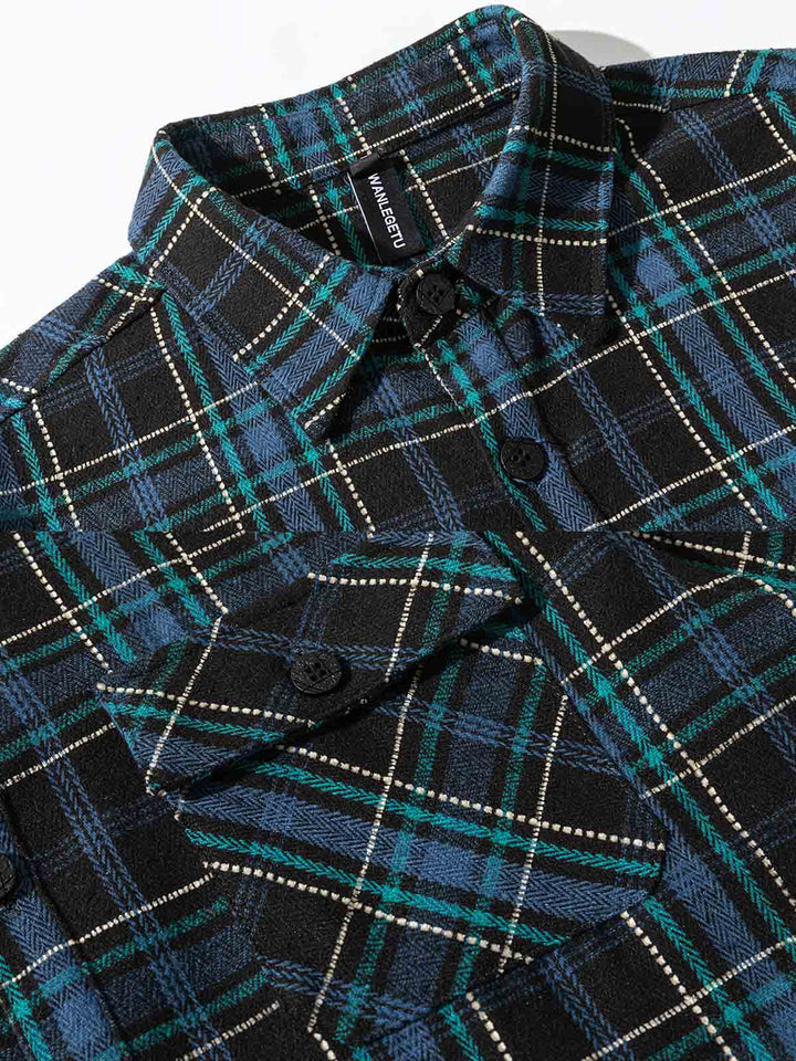 シャツのフロントフラップポケットのクローズアップ。伝統的なチェックパターンにモダンな要素を加えたデザインの詳細。