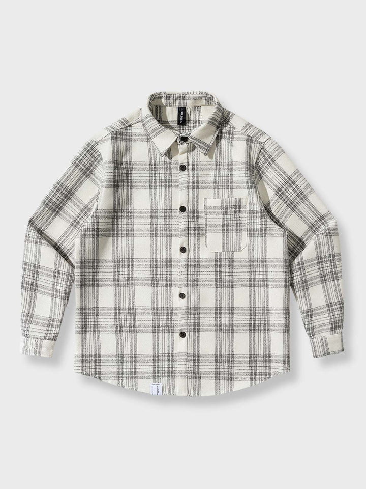 加厚された起毛素材の長袖チェックシャツ。クラシックな配色で温もりを感じさせる、冬の寒い日にぴったりのデザイン。