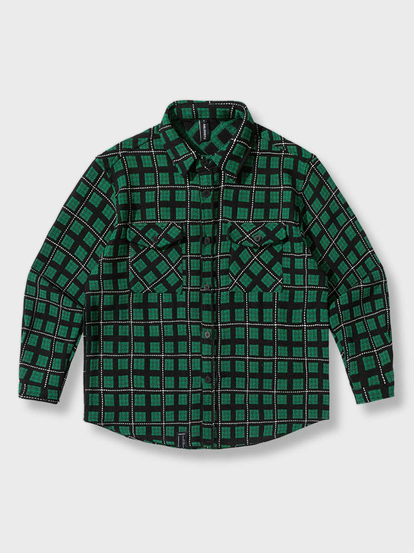 緑のチェック柄が特徴のシャツで、秋冬に温かさをプラス。便利な複数のポケットで機能性とスタイルを両立。季節感あふれるアイテムです。
