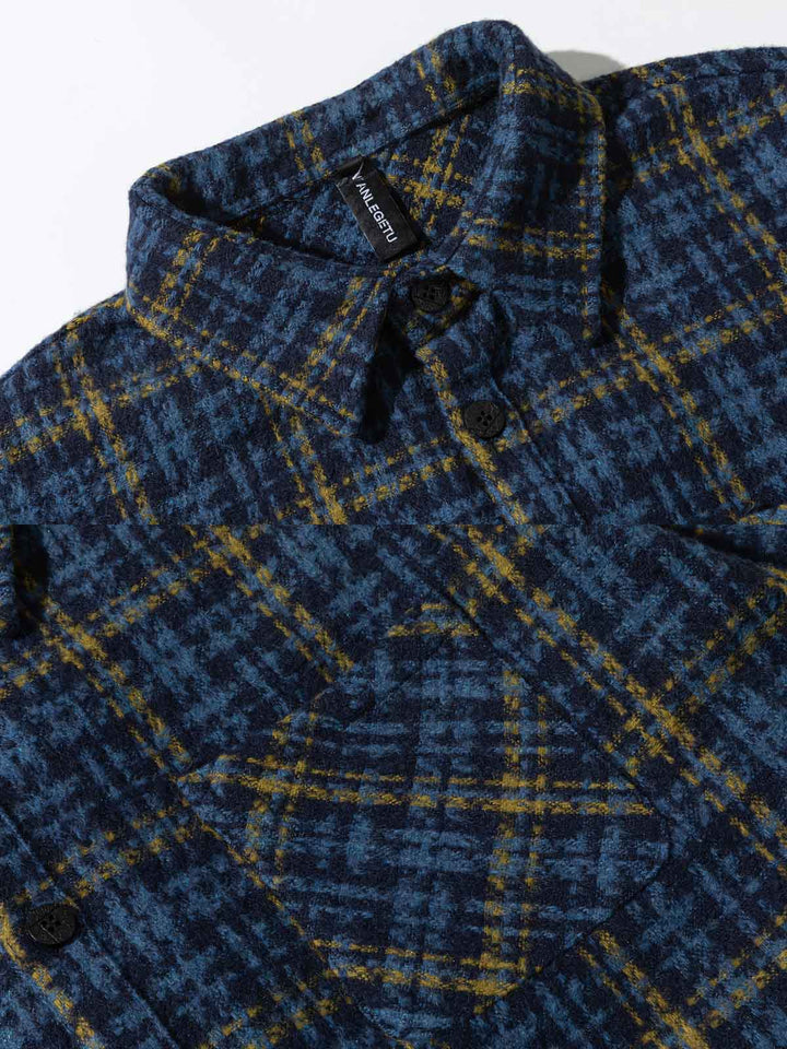 青と黄色のチェック柄を特徴とする厚手の起毛チェックシャツジャケット。秋冬シーズンにぴったりの温かみのあるアイテム。