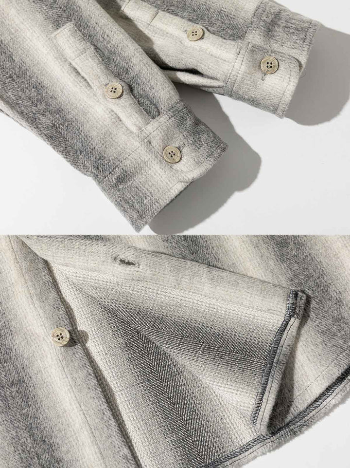 長袖シャツの柔らかいコットン素材と実用的なフロントポケットのデザインアクセント、細部へのこだわりが見えるクローズアップ
