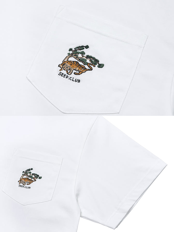 下山虎のトーテムを刺繍した半袖Tシャツの正面ビュー。胸元の下山虎刺繍のクローズアップ。精緻なディテールが見える。