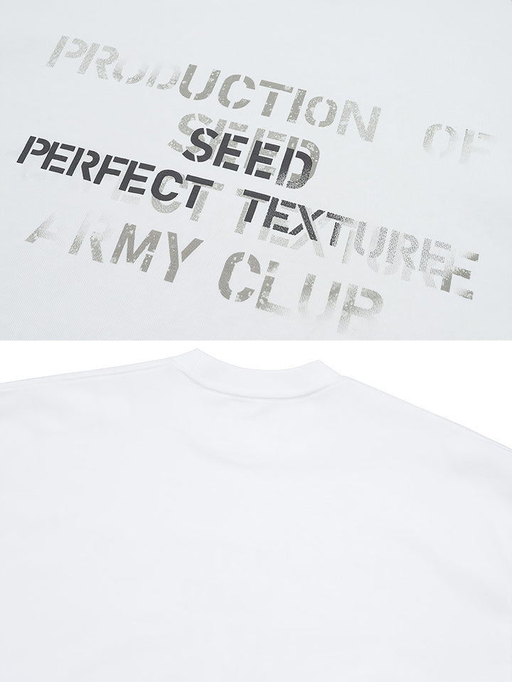 Tシャツのプリント部分のクローズアップ、耐久性のある白い文字が特徴。