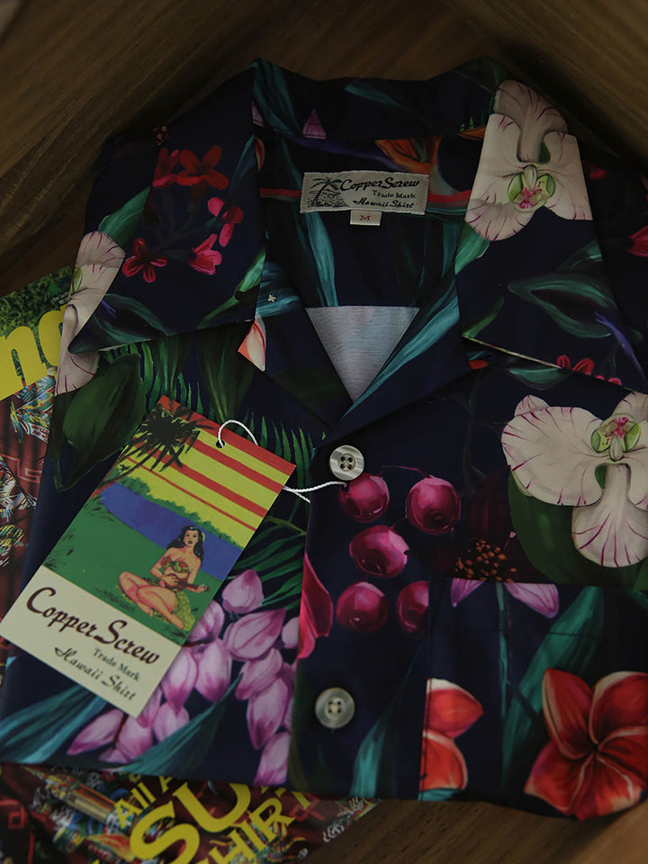 コチョウランプリントハワイアンシャツの細部展示、ボタンとプリントを含む