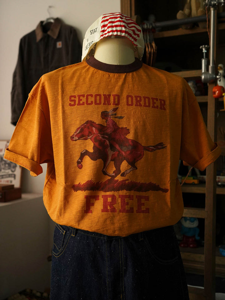モデルがインディアン騎馬テーマリンガーTシャツを着用して展示