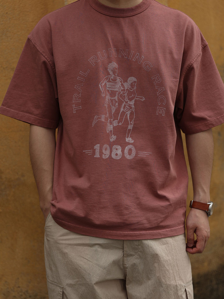モデルが1980 Running Race バティックアメリカンプリントオーバーサイズ半袖Tシャツを着用して展示