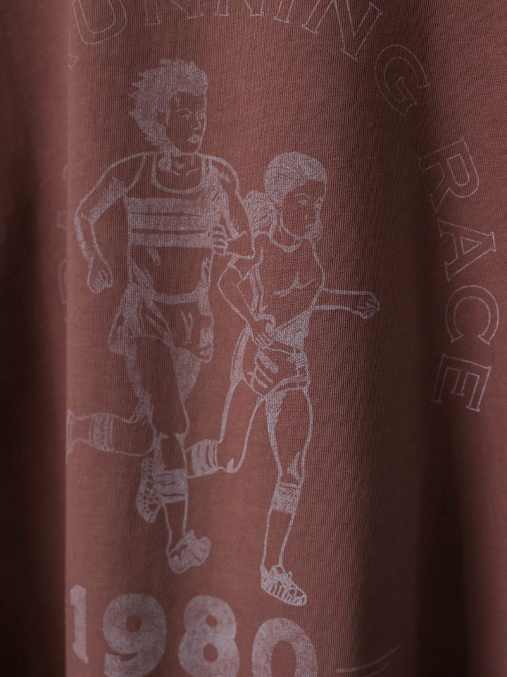 1980 Running Race バティックアメリカンプリントオーバーサイズ半袖Tシャツの細部展示、プリントと生地のテクスチャを含む
