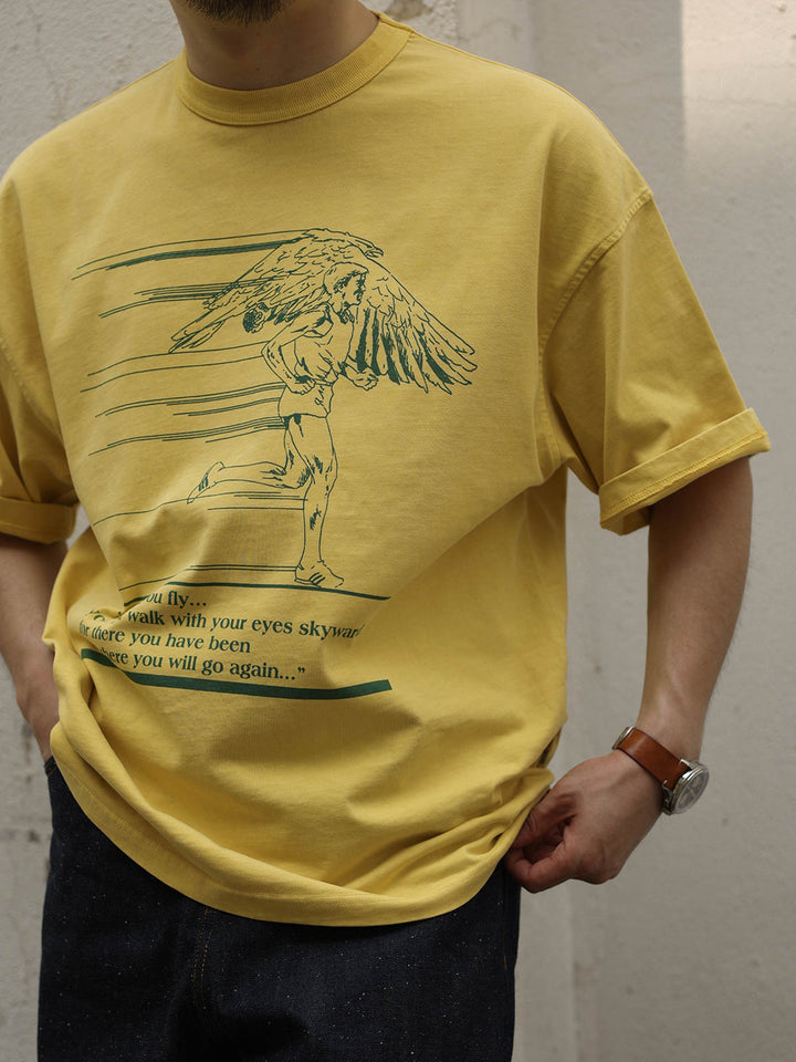モデルが1980 Running Race バティックアメリカンプリントオーバーサイズ半袖Tシャツを着用して展示