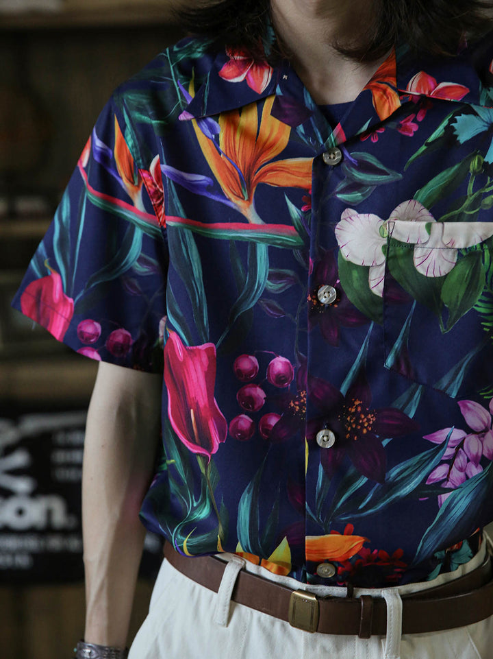 モデルがキューバカラーのハワイアンカジュアルショートスリーブシャツを着用している画像