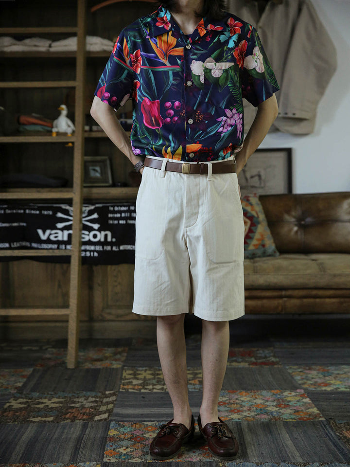モデルがキューバカラーのハワイアンカジュアルショートスリーブシャツを着用している画像