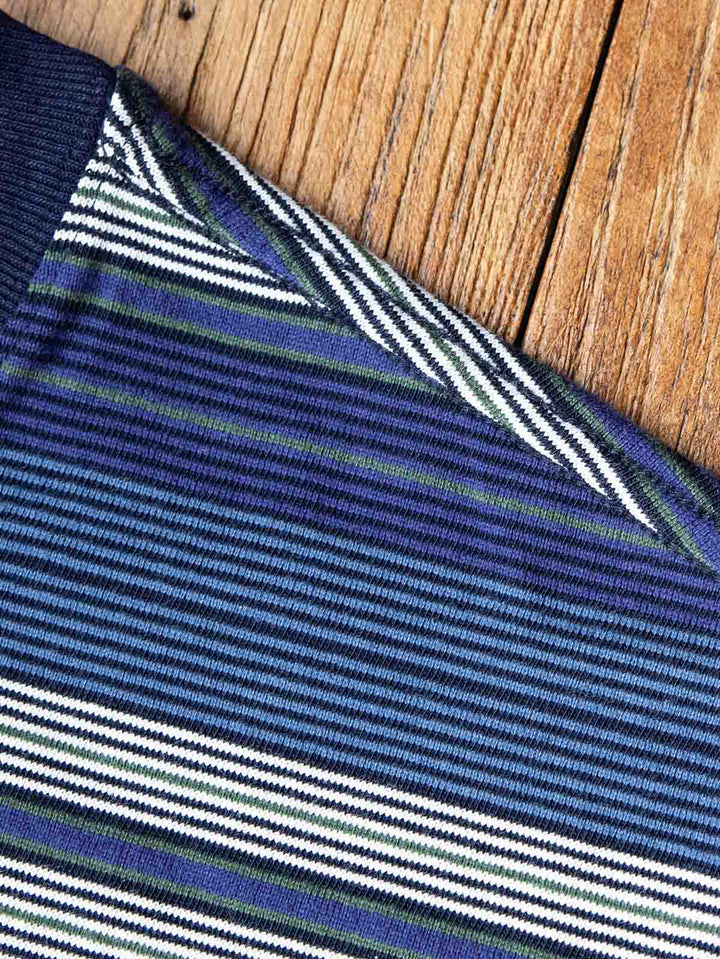 竹節のようなテクスチャのストライプパターンが特徴的な半袖Tシャツのクローズアップ。