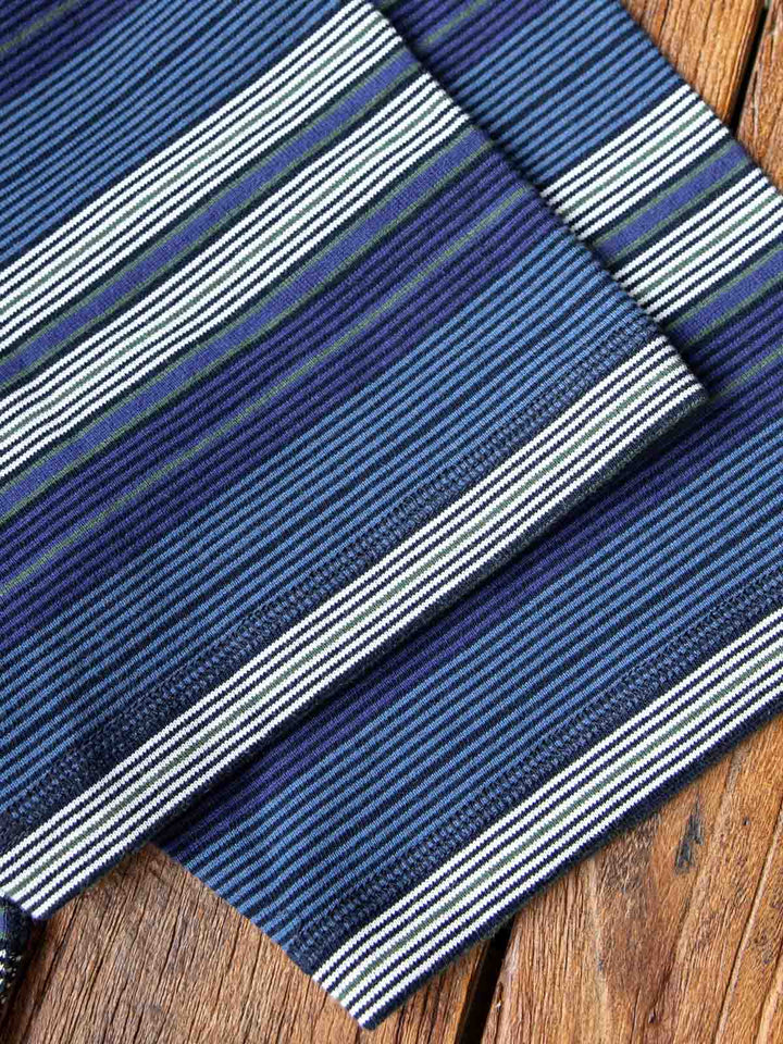 竹節のようなテクスチャのストライプパターンが特徴的な半袖Tシャツのクローズアップ。