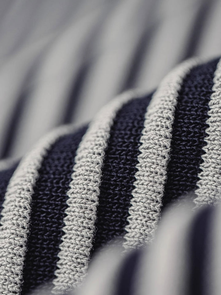リネンのような質感と弾力のあるリブ編み襟元のクローズアップ、細部にこだわった洗練されたディテール