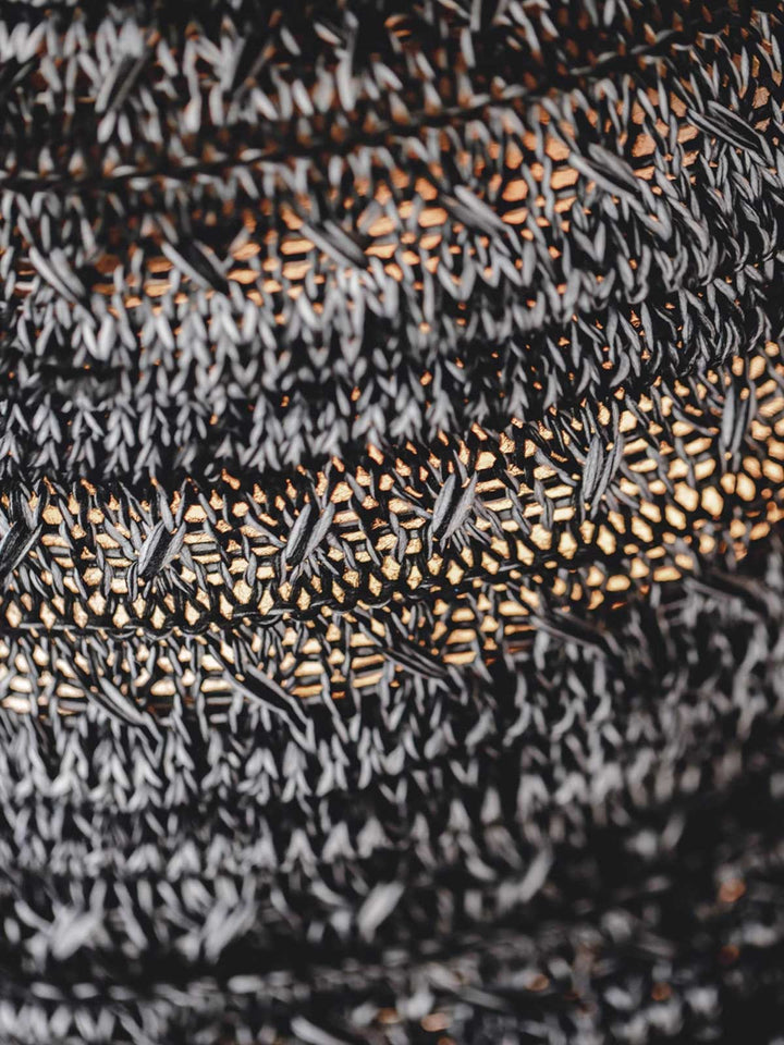 ポリエステル素材のハットの精密な織りと端を飾るラベルのクローズアップ。