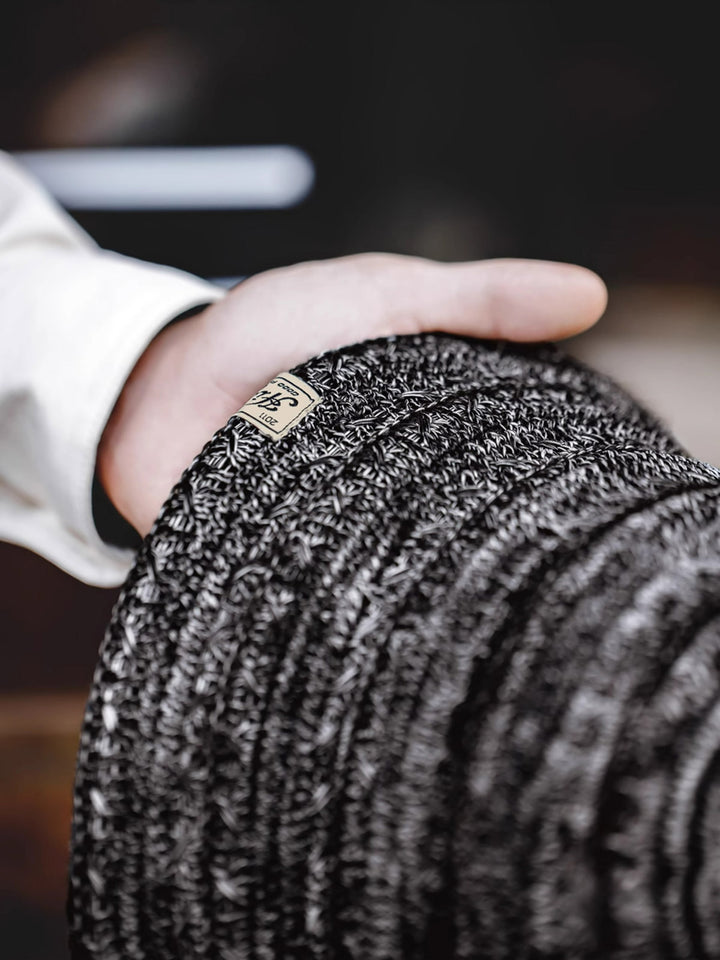 ポリエステル素材のハットの精密な織りと端を飾るラベルのクローズアップ。