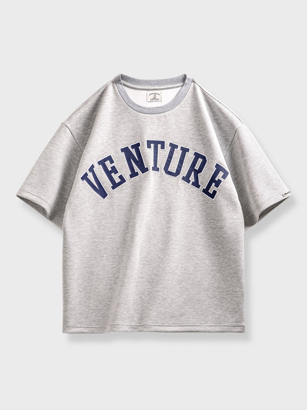 クラシックなアメリカンレトロスタイルを彷彿とさせる空気層の生地を使用し、「VENTURE」の刺繍文字が特徴のTシャツ。アスレチックとカジュアルなストリートスタイルを融合。"