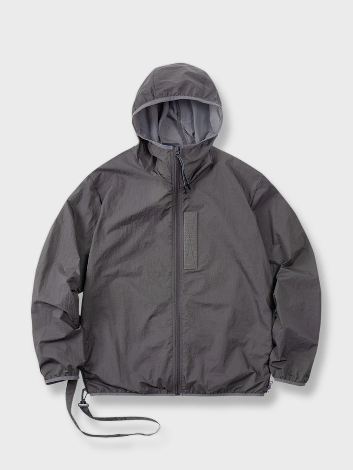 多機能デザインのUVカットジャケット、UPF50+で紫外線対策が可能。