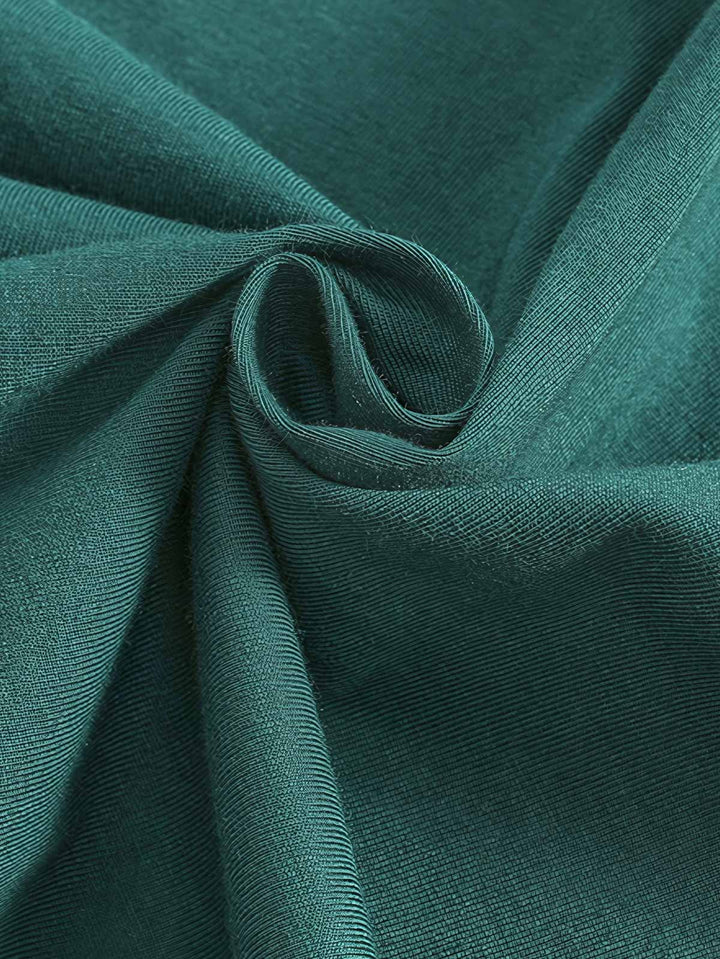 純綿素材とリブ編みクルーネックのディテール。柔らかい触感と変形しにくい襟が特徴。