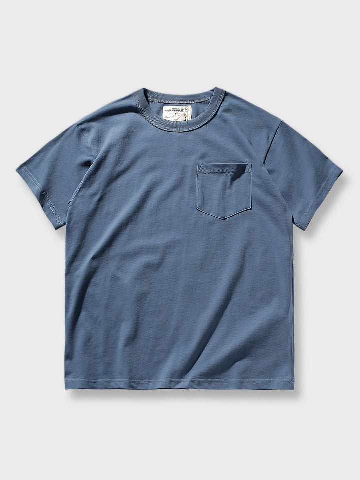 重量感のあるピュアコットン素材のポケット付き短袖Tシャツ。リブ編みのクルーネックとユニークなポケットが特徴で、現代のカジュアルスタイルにマッチ。