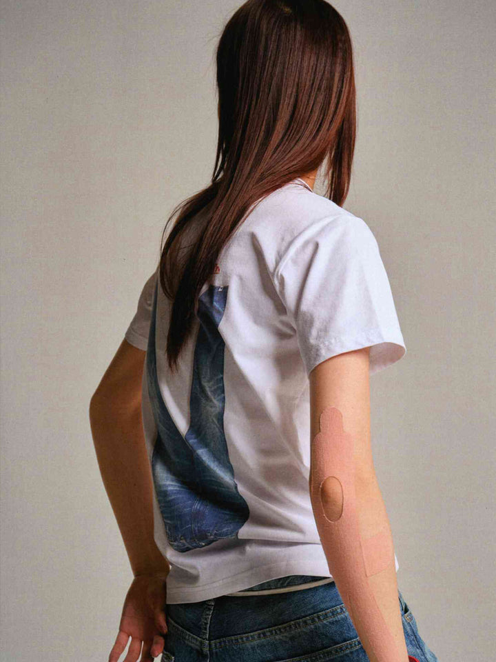 モデルが着用するピースサインデニムプリントTシャツの展示画像