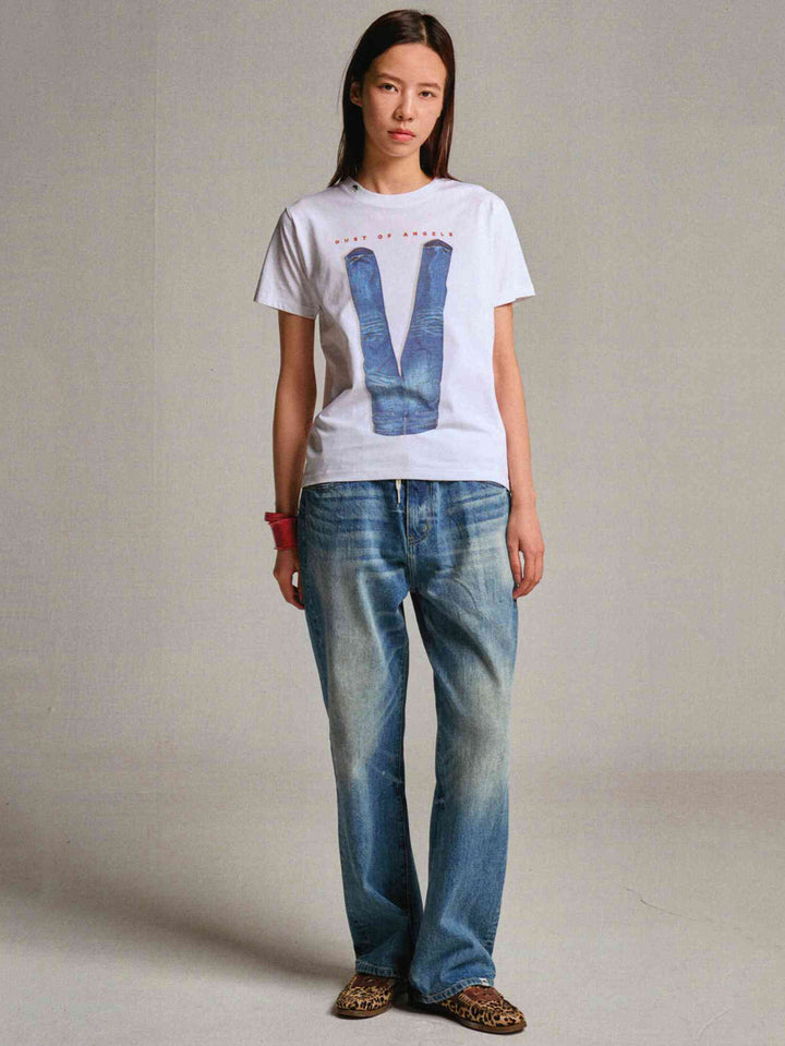 モデルが着用するピースサインデニムプリントTシャツの展示画像