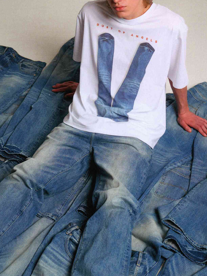 Tシャツのピースサインプリントのディテール画像モデルが着用するピースサインデニムプリントTシャツの展示画像