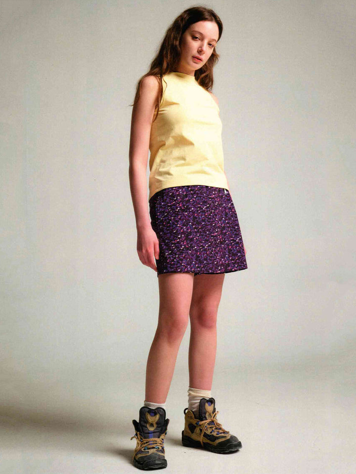 モデル画像: モデルがレトロプリント速乾アウトドアスカートパンツを着用している展示図