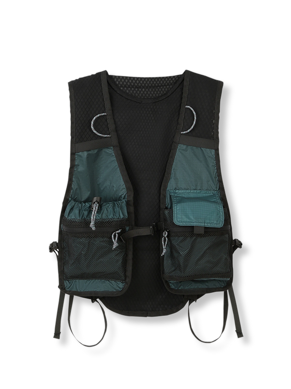 一体型探検バックパックの正面画像、軽量防裂素材と多ポケットデザインを表示
