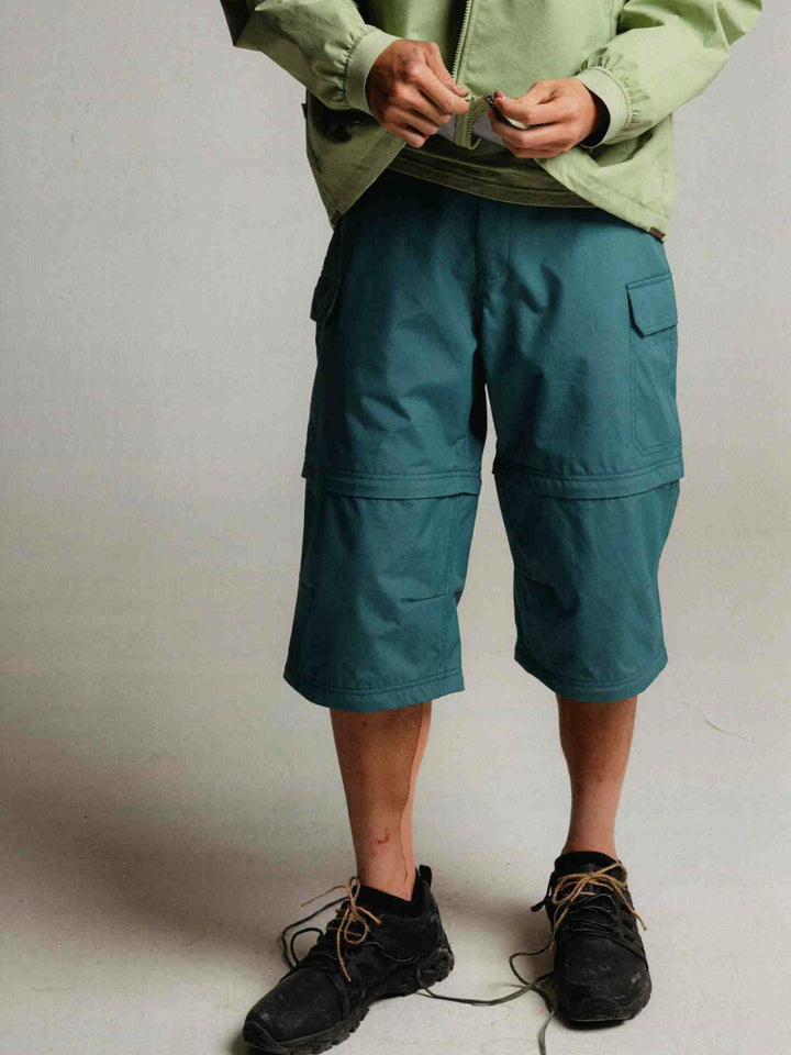 モデルがジッパー脱着式アウトドアハイキングストレートパンツを着用した展示図、パンツのシルエットとスタイリングを表現