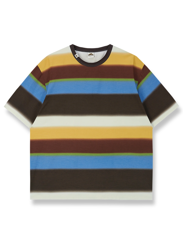 製品画像: レトロボーダー速乾半袖Tシャツの正面図、伝統的な籐編み籠からインスピレーションを得たボーダープリントデザイン