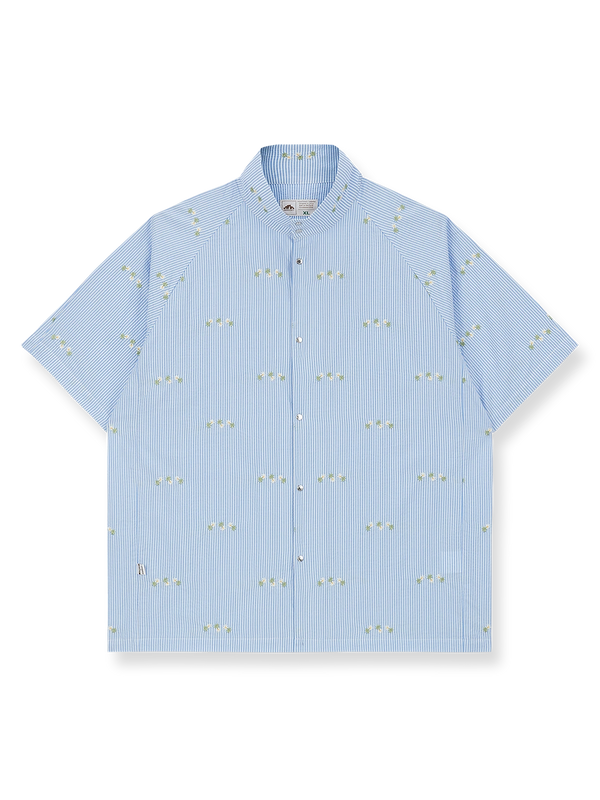 製品画像: 花柄刺繍シアサッカーシャツの正面図、花柄刺繍デザインと立ち襟を紹介