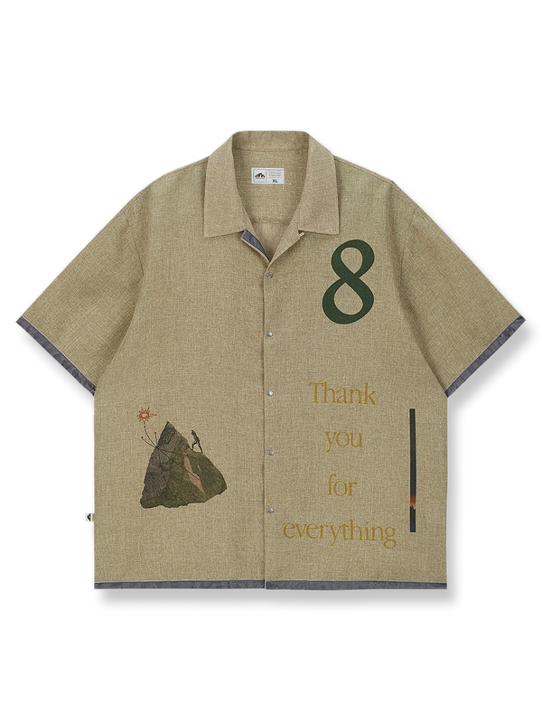 製品画像: 8周年記念プリントラフィアシャツの正面図、独特なプリントデザインとベルベットトリミングを展示
