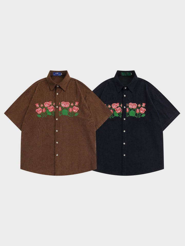 ローズ刺繍半袖シャツの前面ディテールクローズアップ。細かな平織り技術で作られたポリエステル生地と、色彩豊かなバラの刺繍が特徴です。