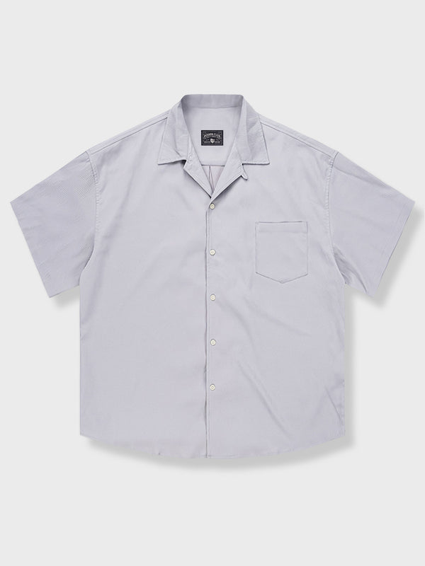 PLAME AUBEのレトロ半袖シャツ、ゆったりしたキューバカラーとドロップショルダーが特徴、白背景で撮影。