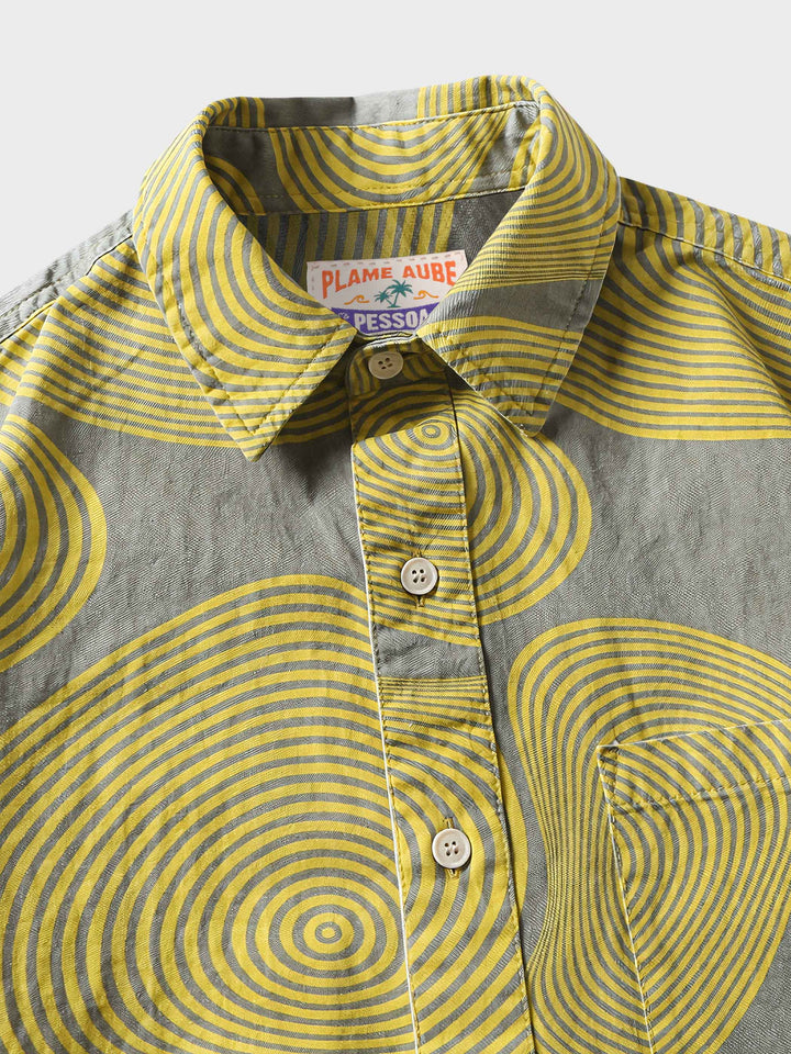 精巧な黄色の渦巻き模様と高品質なボタンディテールを特徴とするPLAME AUBEシャツのクローズアップ