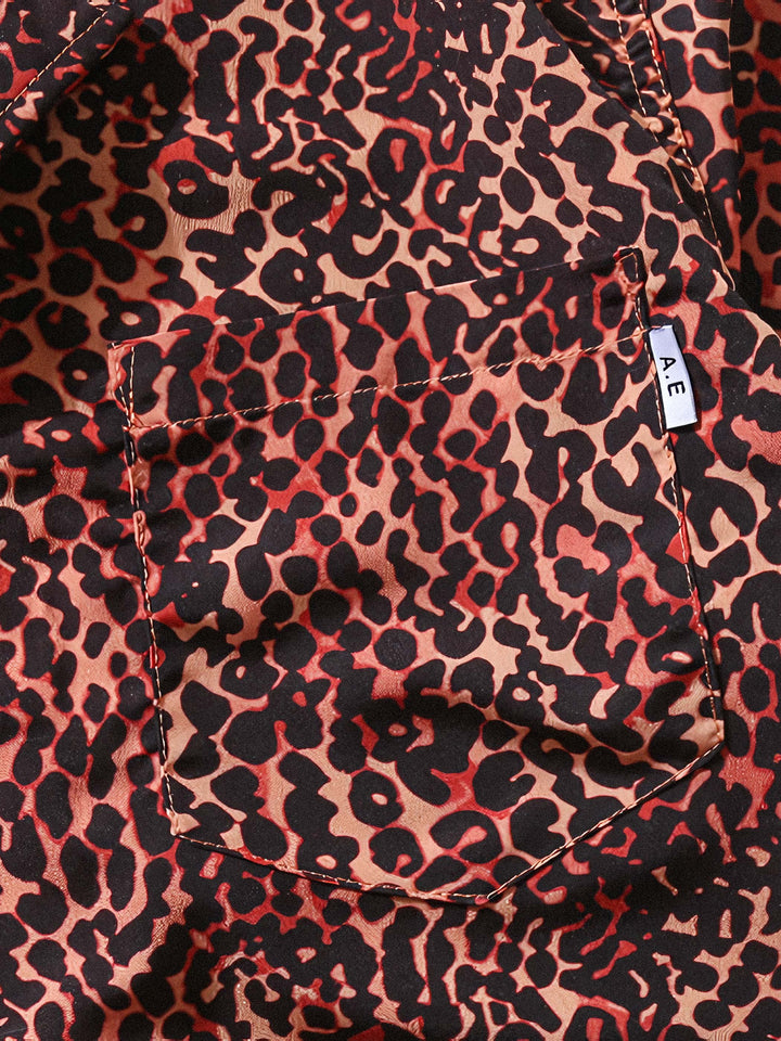 赤のヒョウ柄とキューバカラーデザインの細部を際立たせるPLAME AUBEアロハシャツのクローズアップ