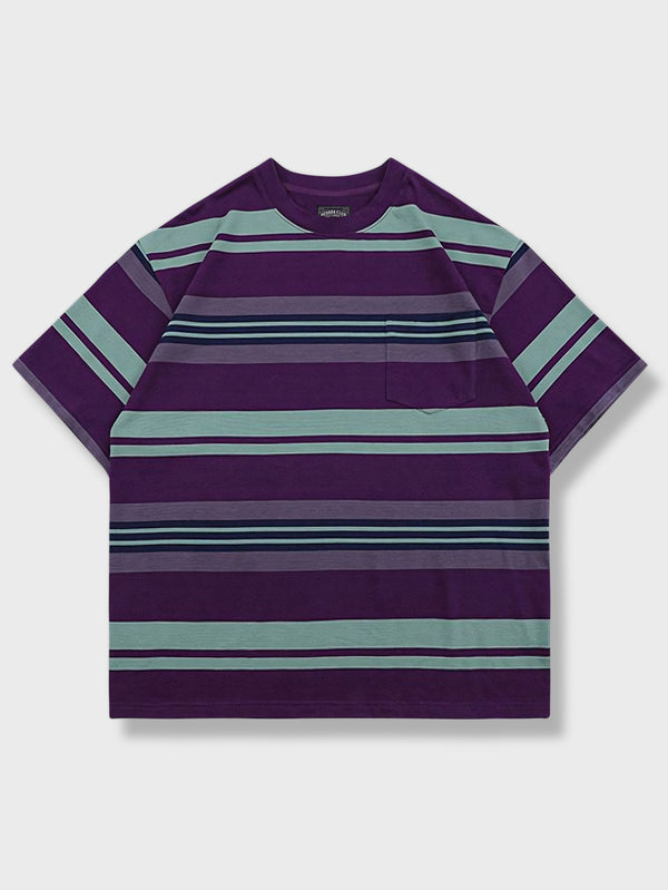 PARDONの紫色ラウンドネック半袖Tシャツ、クラシックなストライプ柄とポケットデザイン、コットン100%、白背景