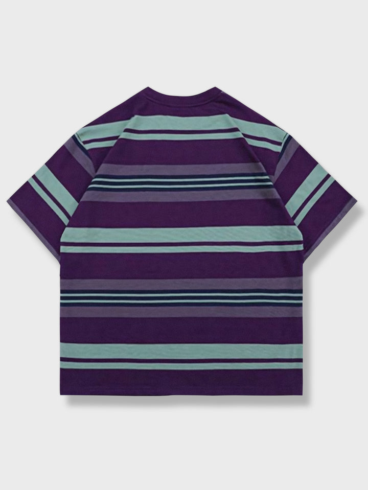 PARDONの紫色ラウンドネック半袖Tシャツ、クラシックなストライプ柄とポケットデザイン、コットン100%、白背景