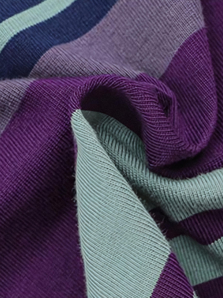 細部にわたるストライプ柄とマッチするポケットのディテール、質感を加えるリブ編みの厚手デザイン