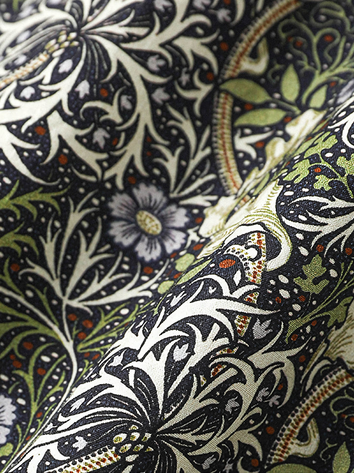 シャツの細部にわたる精巧な花柄とツタのデザイン、ポケット部分のカットアウト織り帯で独特な質感と視覚効果を提供する