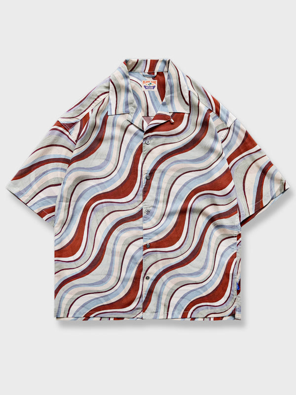 PLAME AUBEのキューバシャツ、赤と白の不規則な抽象パターン、天然シルクの繊細な光沢、白背景