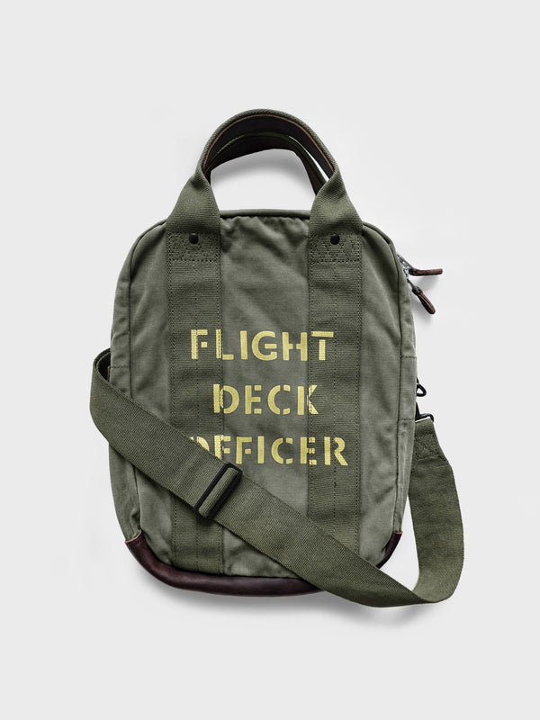 Happyendの70年代インスパイアカラーブロックキャンバスショルダーバッグ、「FLIGHT DECK OFFICER」プリント付き、白背景