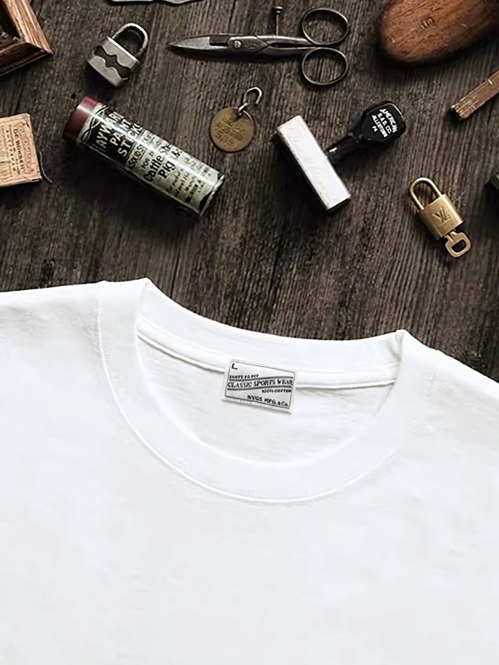 クラシックなシンプルな純白のクルーネックショートスリーブTシャツ全体像を展示し、その高品質のヘビーウェイトニットコットン素材を強調。