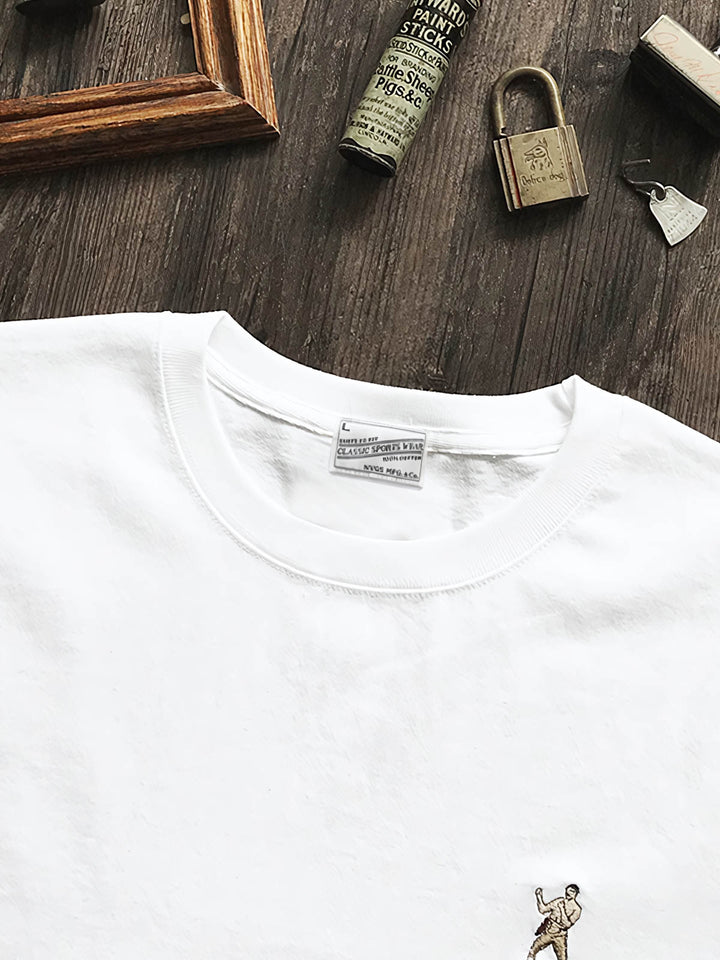 Tシャツのレトロなボクサー刺繍部分のクローズアップを特集し、手工芸の精巧な技術とパターンの鮮やかな表現を強調。