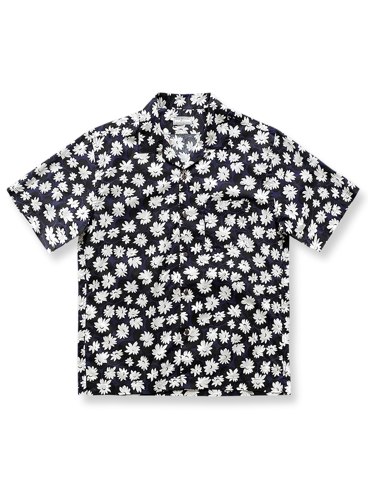  ミッドナイトブルーのデイジープリントキューバカラー ハワイアン半袖シャツの正面図。