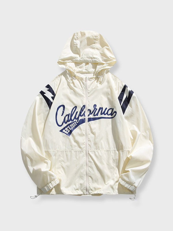 カリフォルニアスタイルのUVカットジャケット、フード付き、リラックスフィットデザイン、フロントに「California」の文字が特徴。