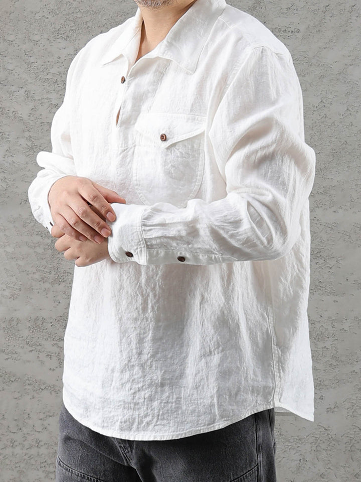 モデルが長袖砂洗いリネンプルオーバーシャツを着用しているカジュアルシーンの画像
