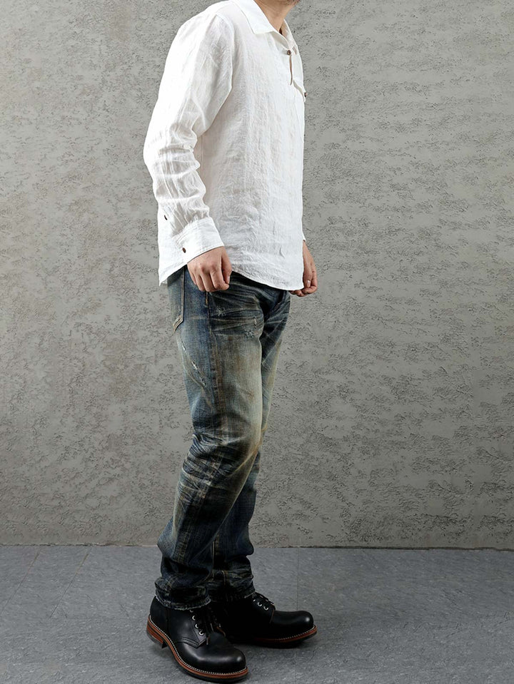 モデルが長袖砂洗いリネンプルオーバーシャツを着用しているカジュアルシーンの画像